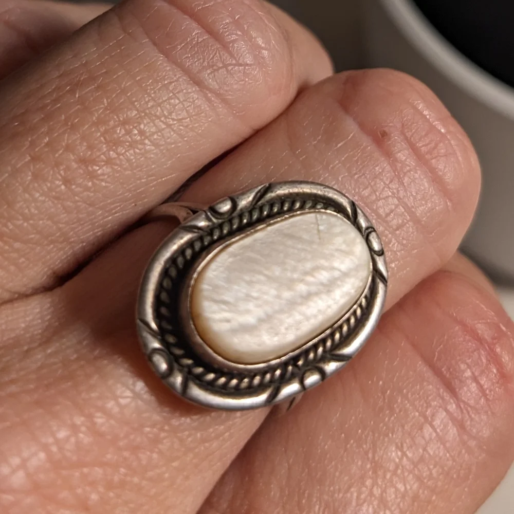 VTG SIGNED J-R-LAKE NAVAJO STERLING SILVER MOP RING SZ.8 - Picture 7 of 7